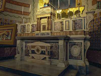Ci avviciniamo all�abside che ospita l�altare maggiore in marmo...